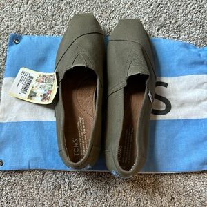 BNWT Toms slip ons